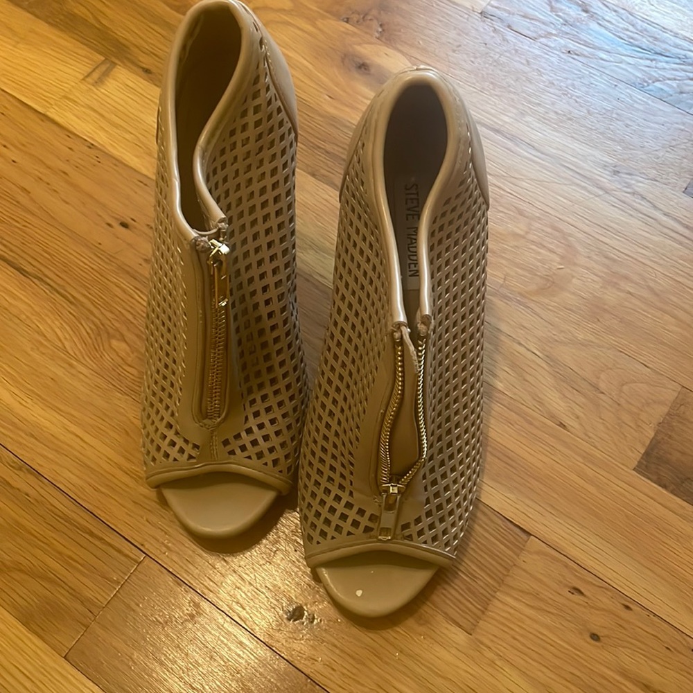EUC Steve Madden Tan booties!